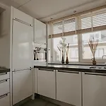 別荘 Houseboat In Waterpark With Private Dock Uitgeest