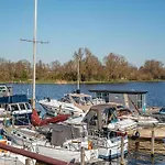 別荘 Houseboat In Waterpark With Private Dock *